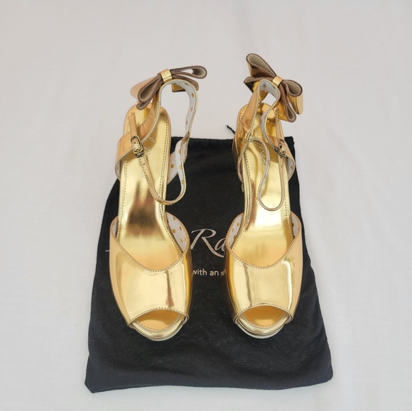 Lola Ramona Gold Heels Retro Pumps - Picture 3 of 11